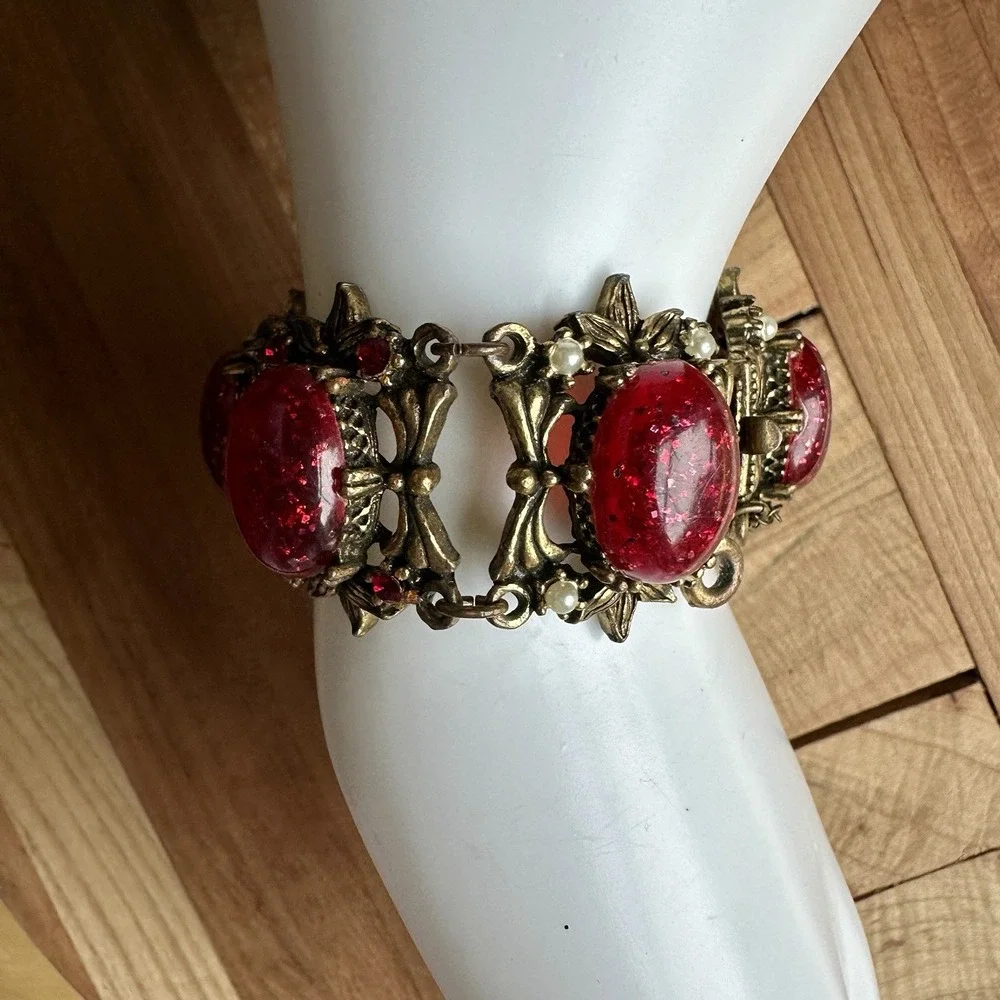 VTG 1950s-60s Victorian Revival Bracelet 6.75 Inch‎ Red Confetti Acrylic Flowers